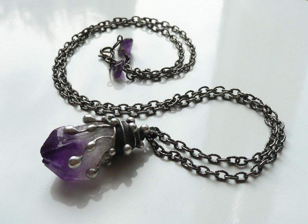 Orosený.. /cín. náhrdelník s ametystem/