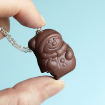 čokoládový sněhuláček nakousnutý vtipný vánoční náhrdelník