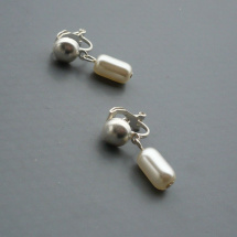 Bílé oválné perličky - klipsové náušnice