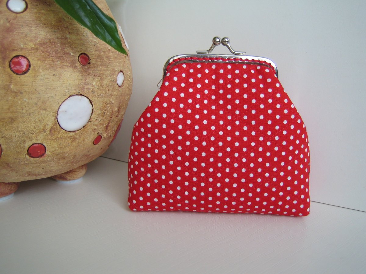 Červená s bílými puntíky