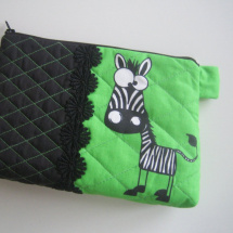 Vykulená zebra na zeleném se zipem :))