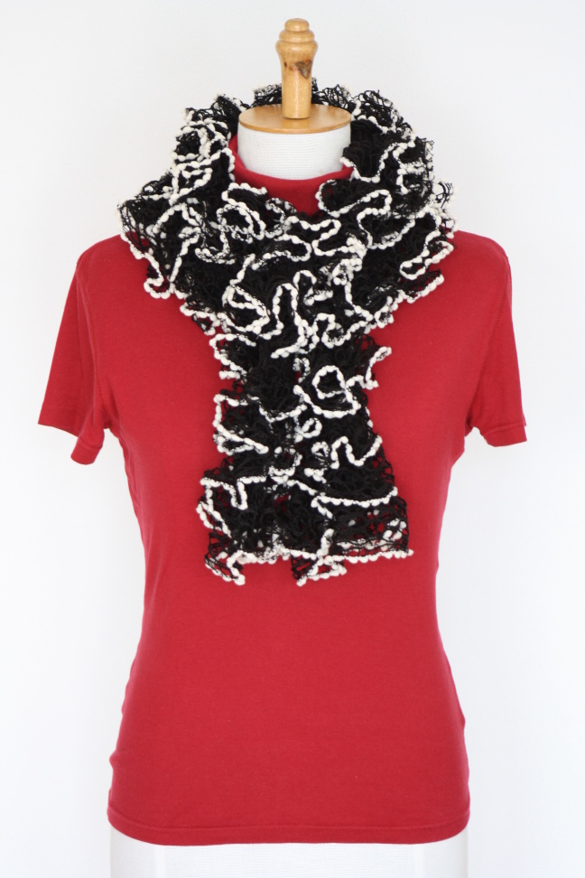 Volánková šála-černá se smetanovou