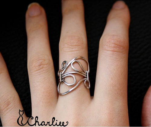 Tepaný prsten s ornamenty - hypoalergenní chirurgická ocel