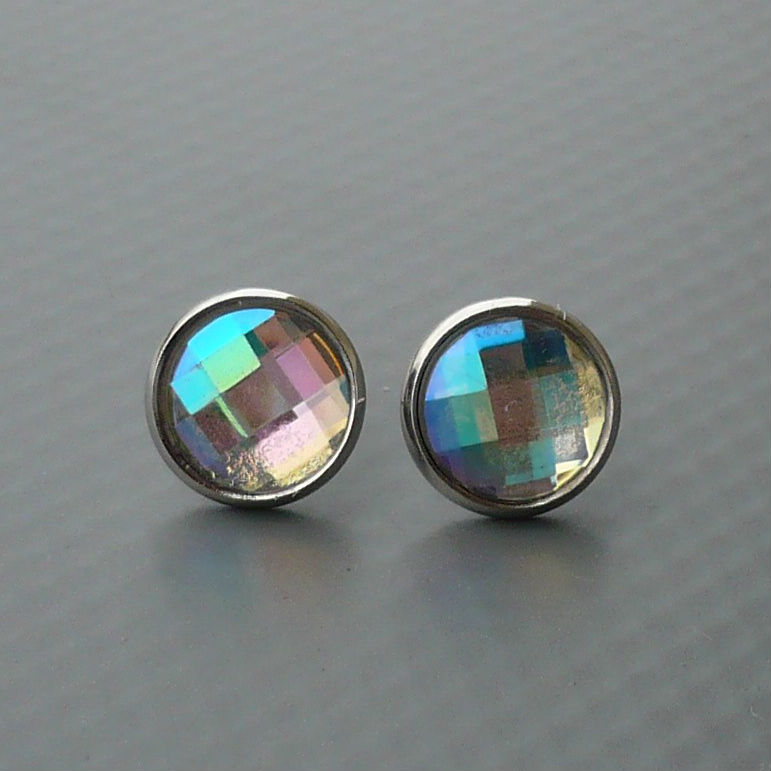 Čiré pecky s barevným odleskem