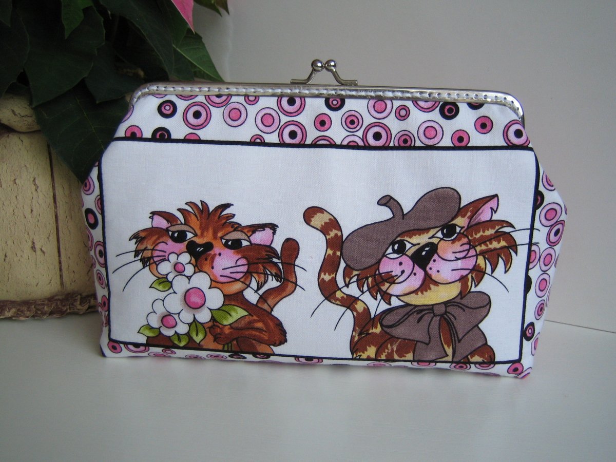 Kočičáci a černé puntíky na růžovém