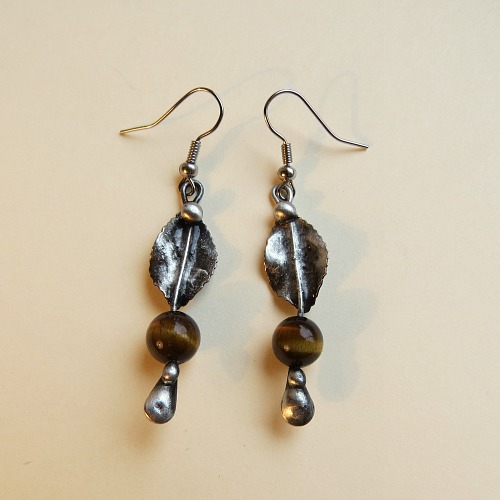 tygří očka za keřem