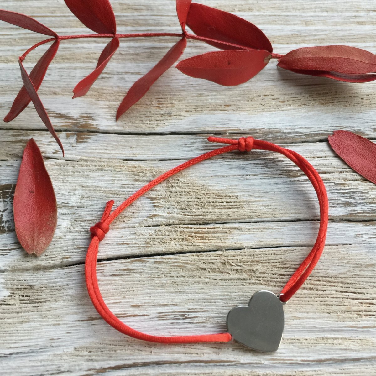 Červený náramek se srdíčkem - S. Steel