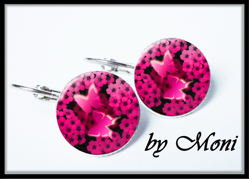 Motýlci v kvítí růžovém