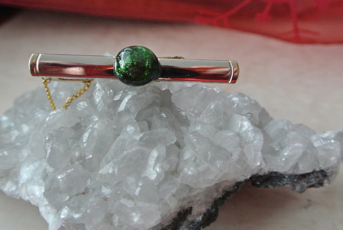 Spona na kravatu s tmavě zeleným sklem