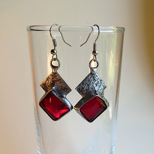 červená, červená, když jí hladím ramena