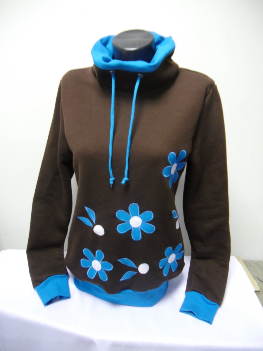 Hnědá mikina s tyrkys kytičkami