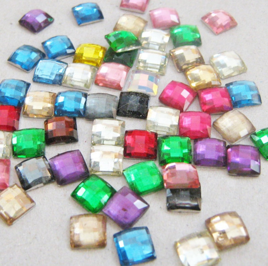 Resinové kabošony 6 x 6 mm 3,1 gr.