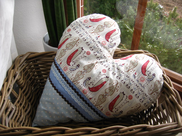 Polštář špičaté srdíčko s ptáčky v modrém