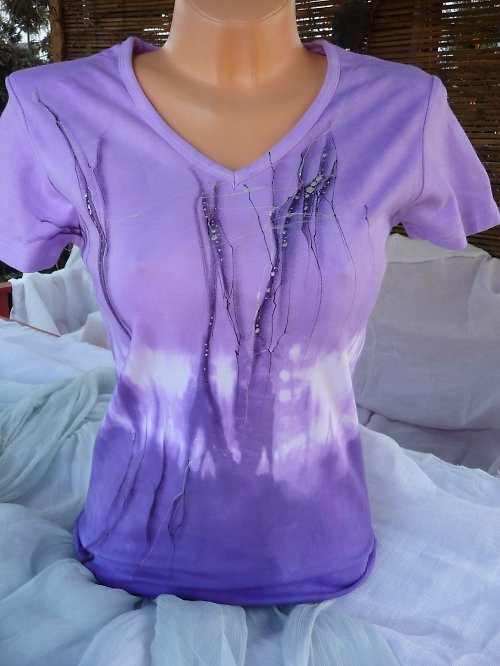 Fialové tričko, batikované s jemnou malbou