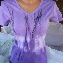 Fialové tričko, batikované s jemnou malbou