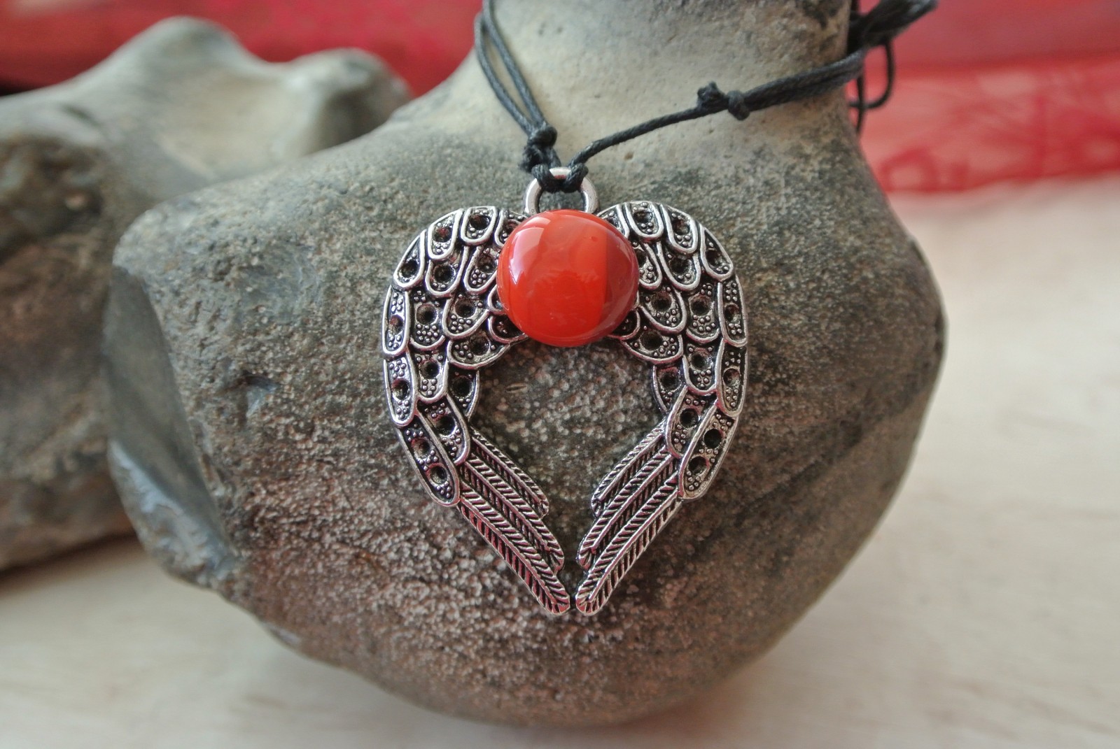 Andělská křídla s červeno hnědým sklem