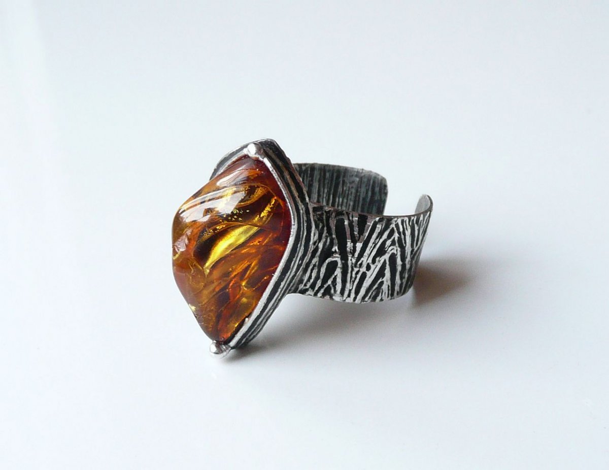 Zkamenělá slza stromu .. ( jantar )