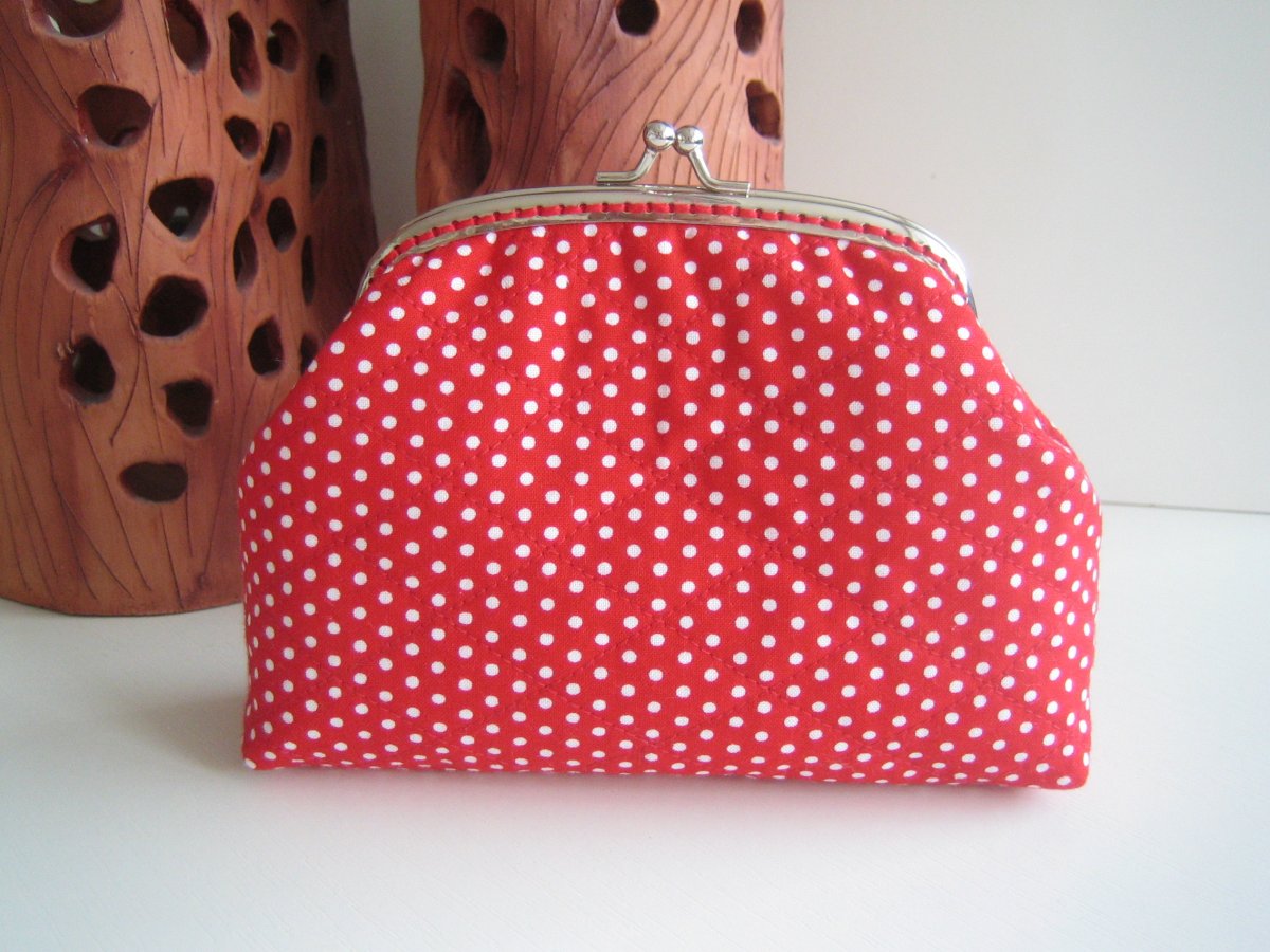 Bílé puntíky na červené 