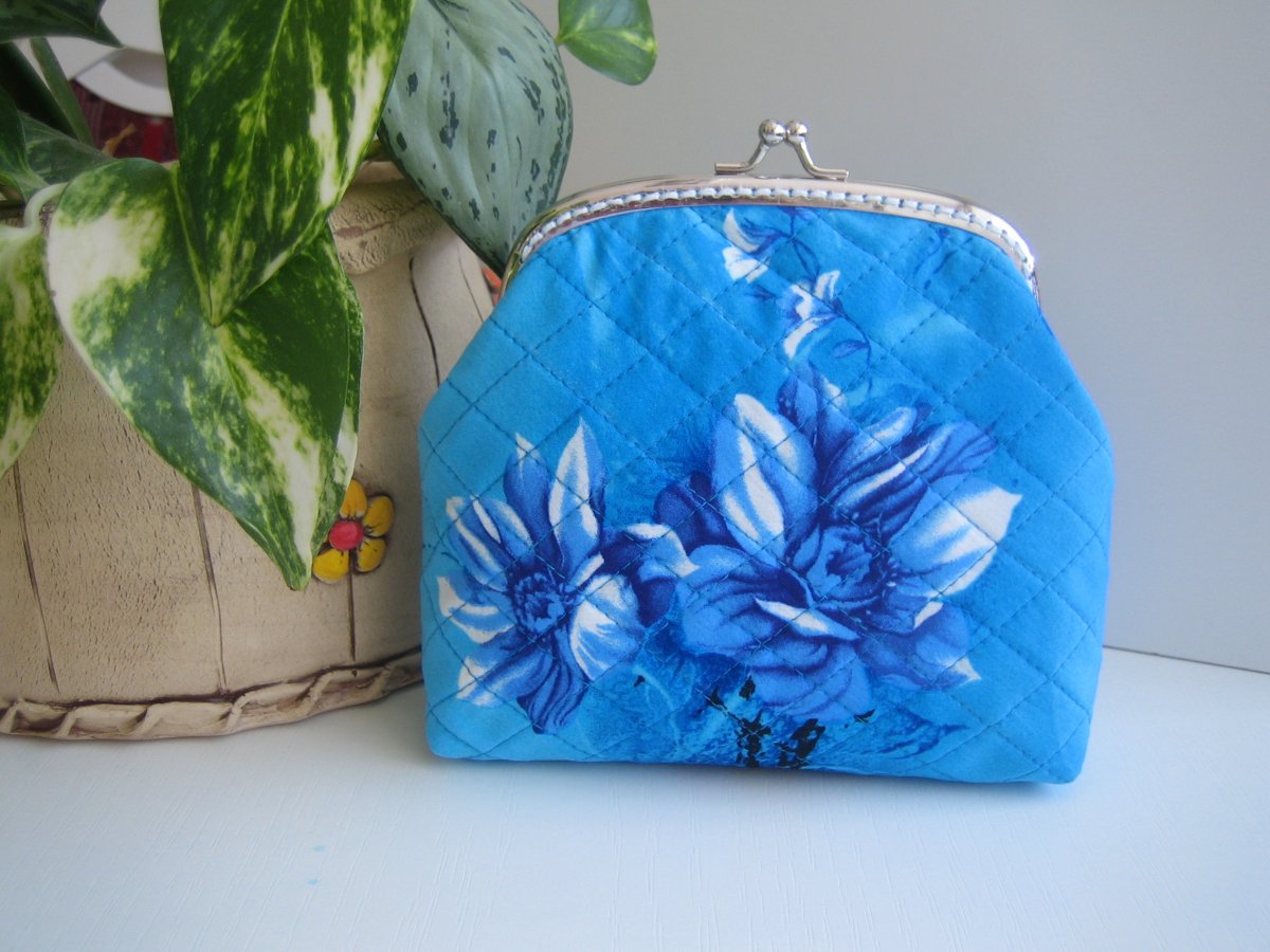 Modrá bílá a květy