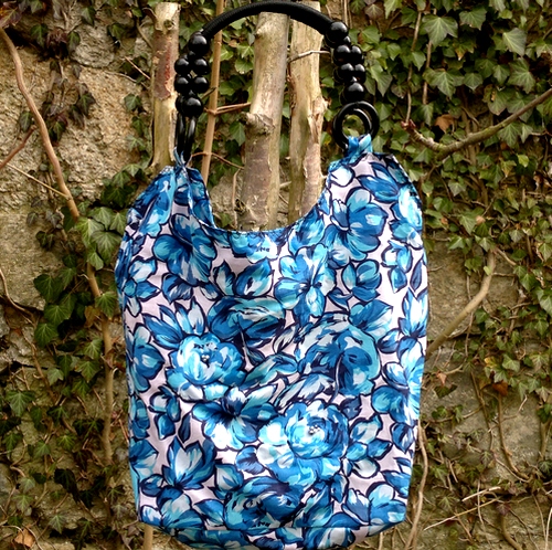 Modrá květinová kabelka s korálkovými uchy