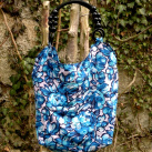Modrá květinová kabelka s korálkovými uchy