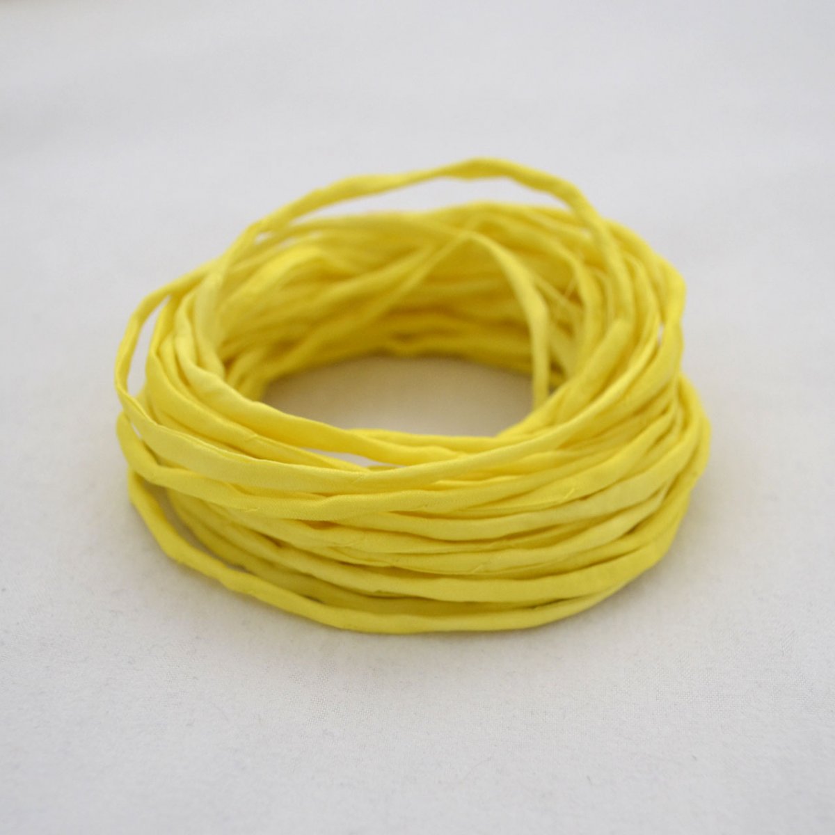 Hedvábná šňůrka citrónová 2055133