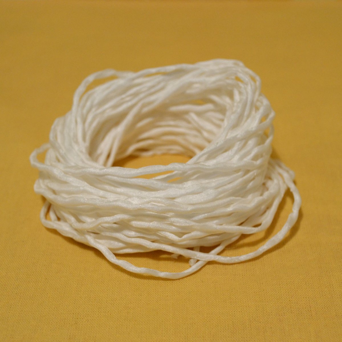 Hedvábná šňůrka bílá