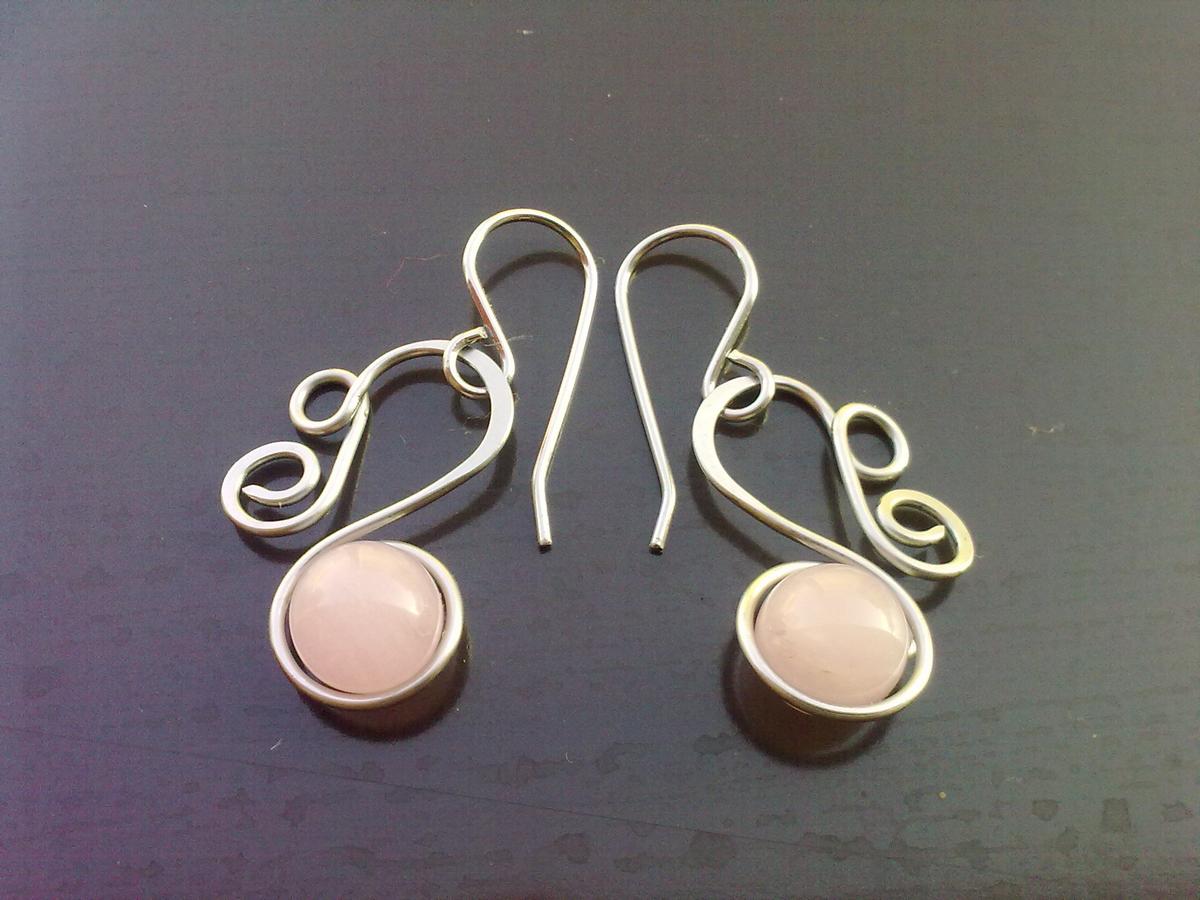  	 z kamínků- růženín (hypoalergenní) 