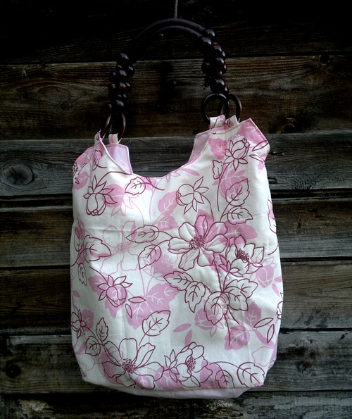 Růžová květinová kabelka s korálkovými uchy