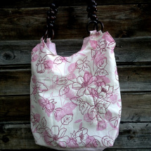 Růžová květinová kabelka s korálkovými uchy