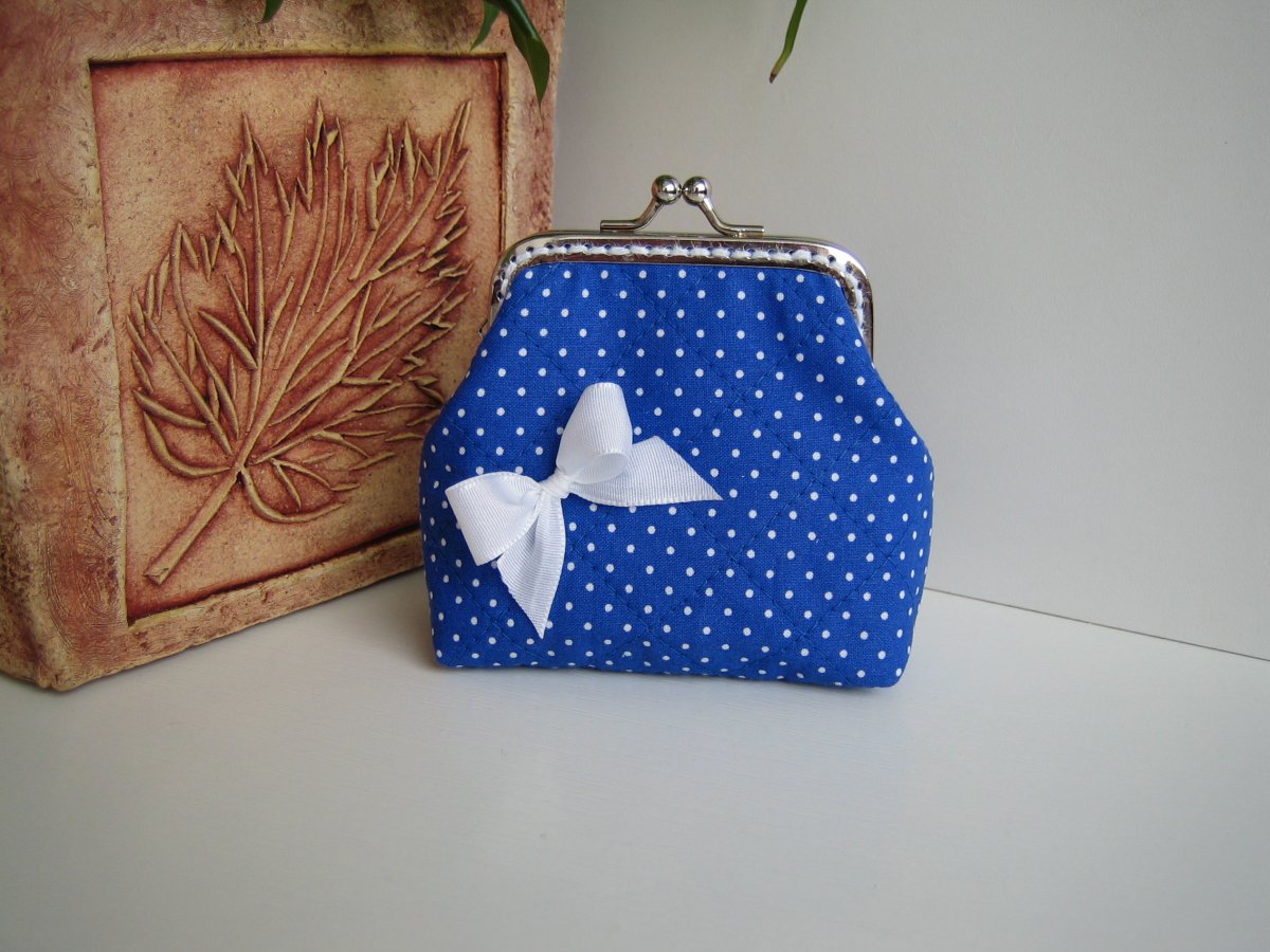 Bílé puntíčky na modrém s mašličkou