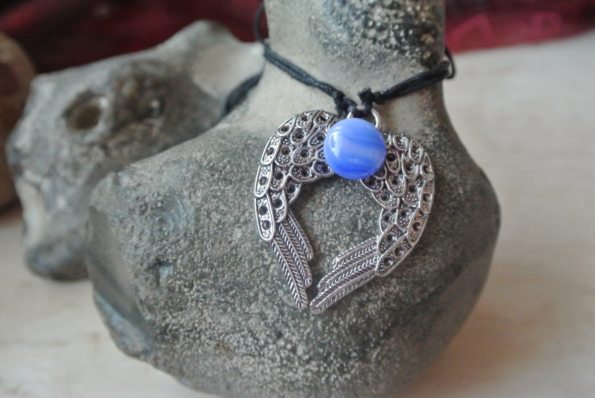 Andělská křídla s fialkovo modrým sklem