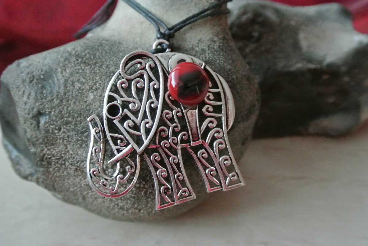 Slon s kaštanově hnědým sklem