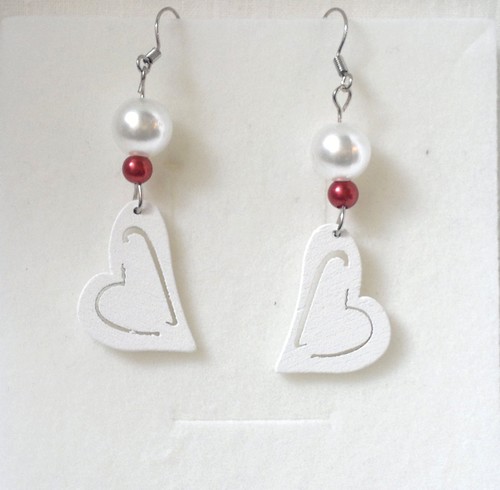 Bílé srdíčkové náušnice