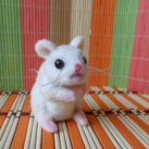Plstěná bílá myška sedící