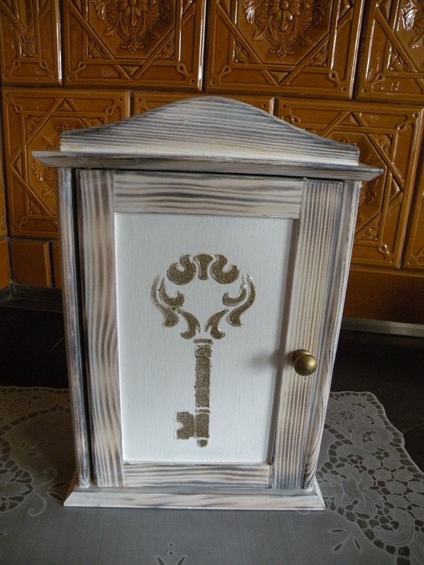 Skříňka na klíče - krása dřeva - velký klíč