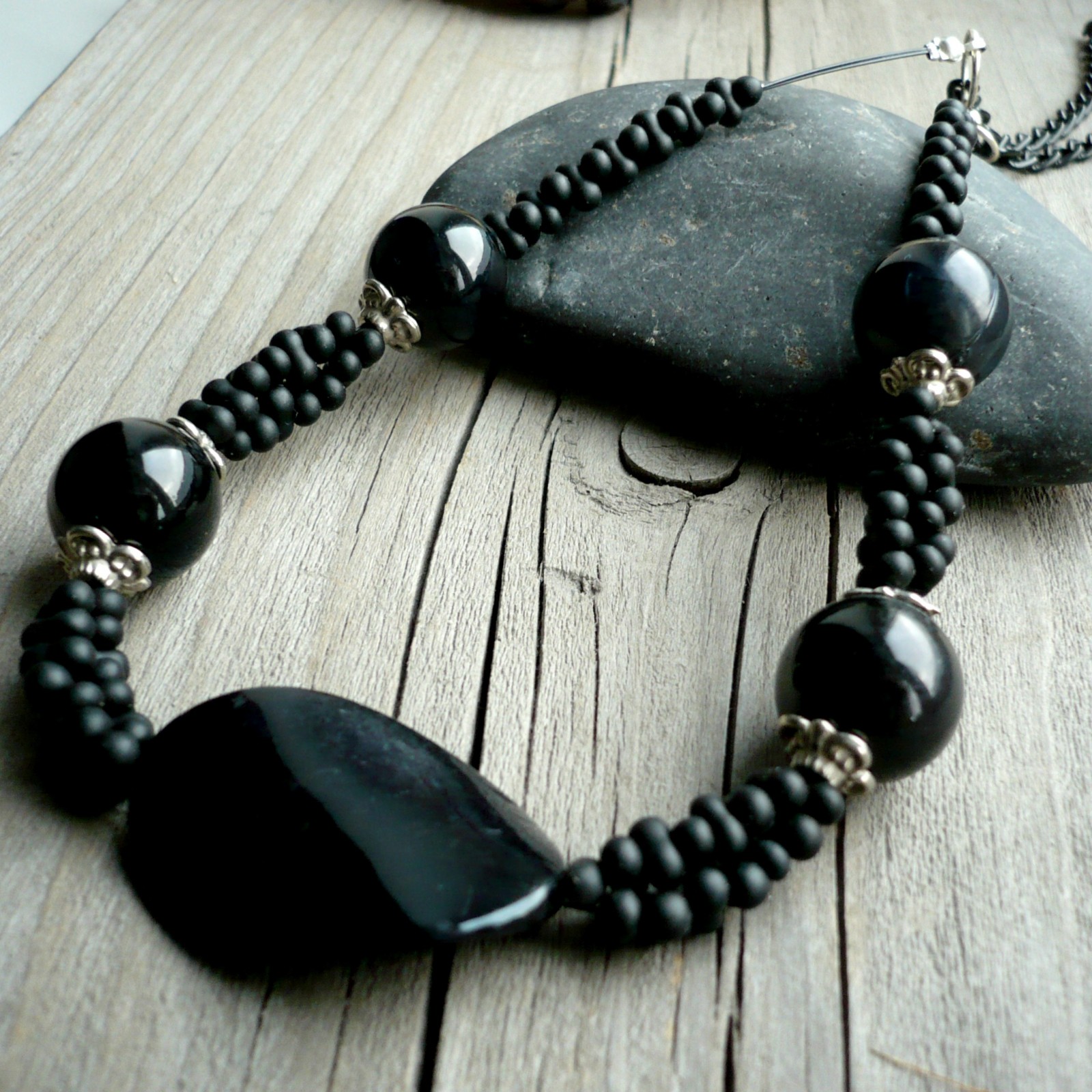 Černé koule na lanku