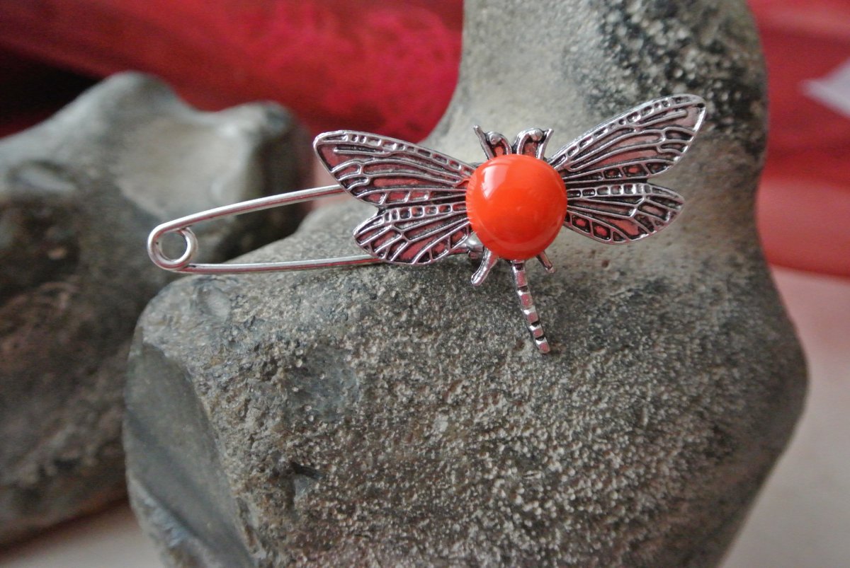 Brož vážka s červeno oranžovým sklem