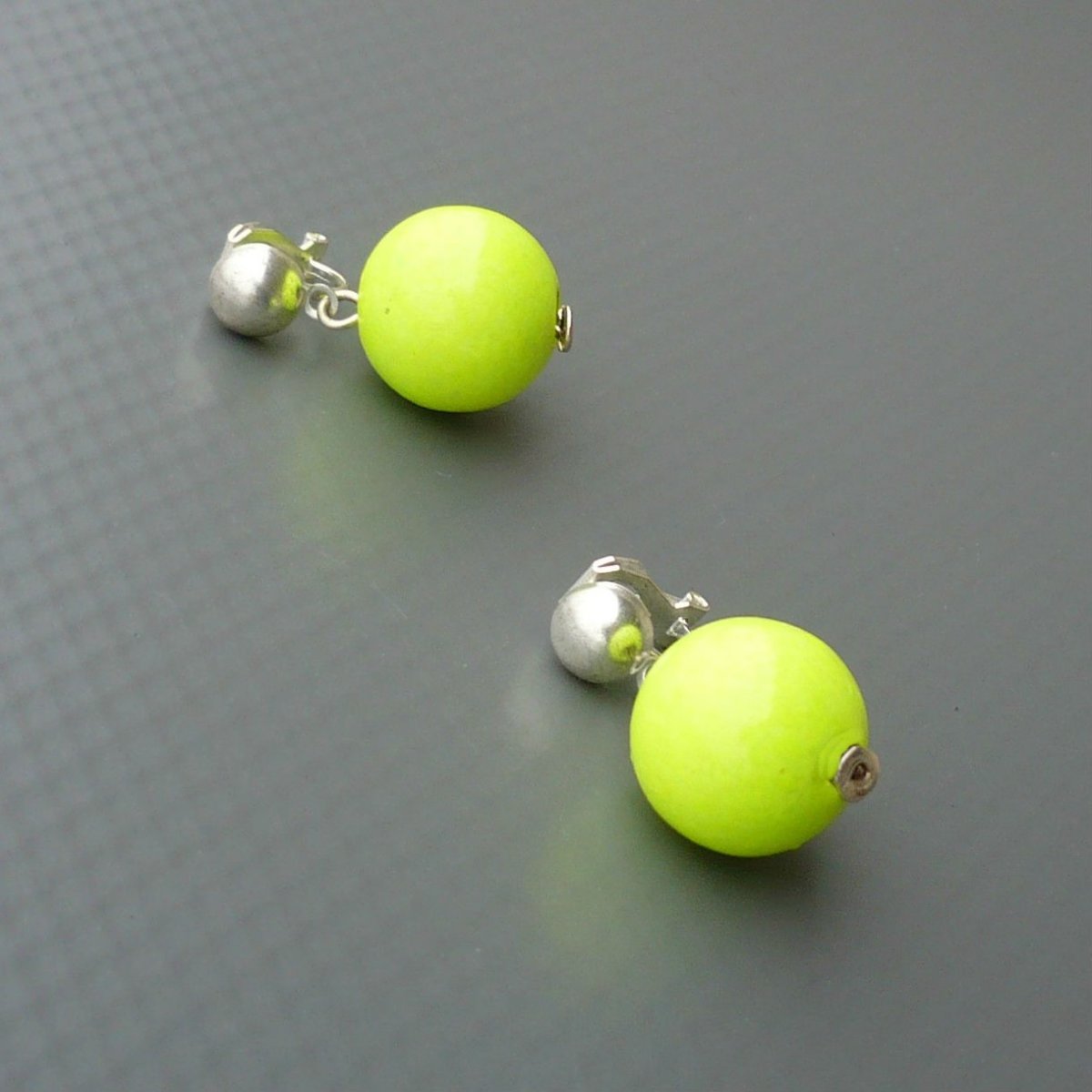 Zářivě žluté dřevěné kuličky - klipsové náušnice