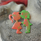 Smaltovaná brož - červeno zelený líbající se pár