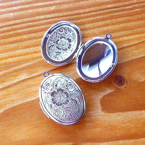 Oválný Medailon s Kytičkou - 1ks - Stříbrný