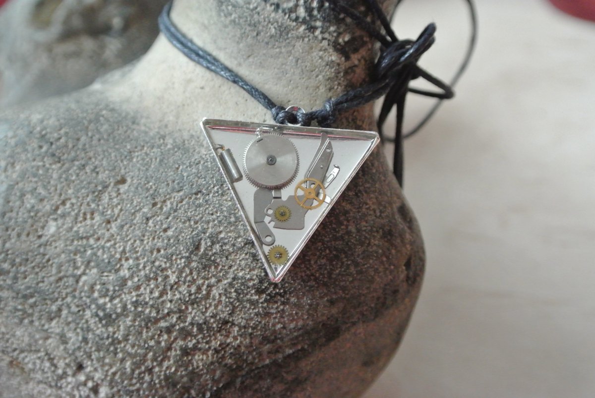 Steampunkový  přívěsek - stříbrný trojúhelník