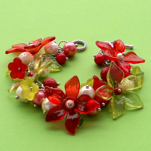 Červený květinový náramek