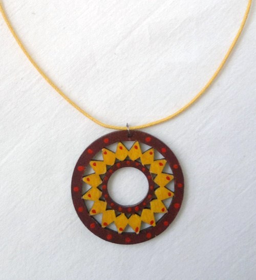 Hnědožluté sluníčko- dřevěný náhrdelník
