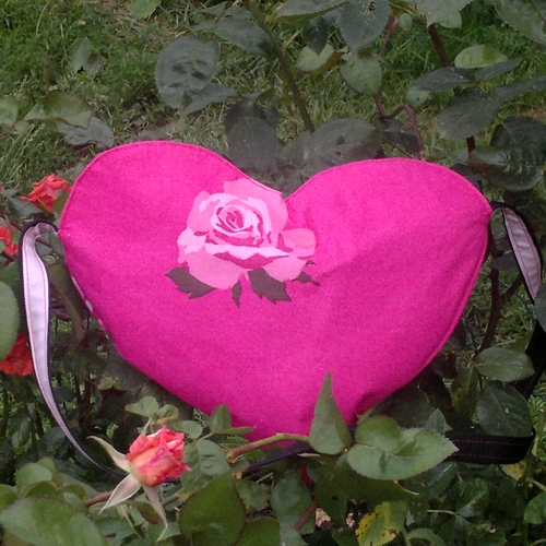 Kabelka srdíčko s růžemi