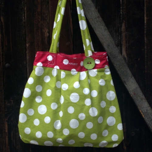 Zelená puntíkatá kabelka s motýlem