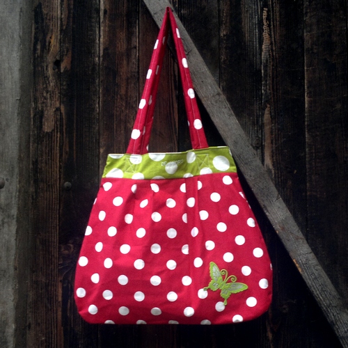 Červená puntíkatá kabelka s motýlem