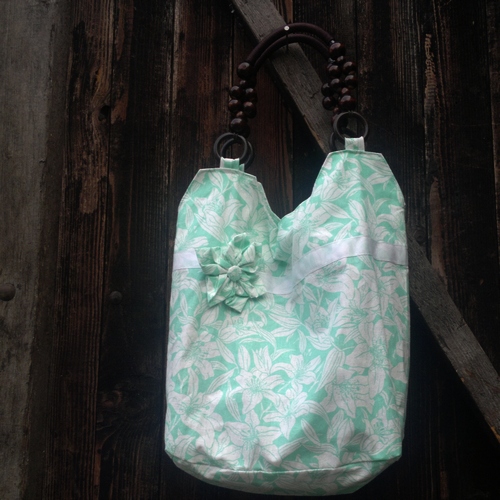 Zelenkavá květinová kabelka s korálkovými uchy