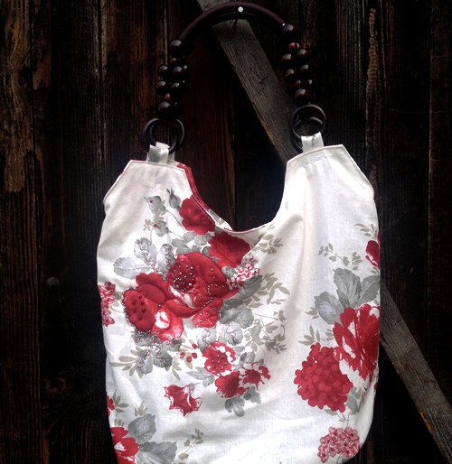 Růže - kabelka s korálkovými uchy