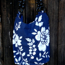 Květinová modrá kabelka s korálkovými uchy
